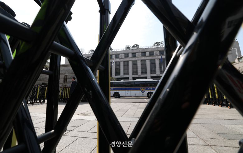 헌법재판소 앞에 펜스가 설치되어 있다.