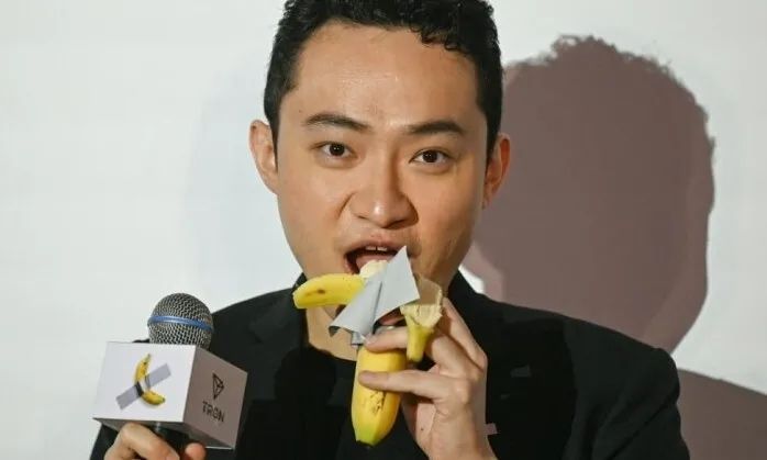 중국 출신 가상자산 사업가 저스틴 선이 620만달러(약 86억원)에 낙찰받은 카텔란의 벽면 바나나 설치작품 ‘코미디언’의 바나나를 떼어서 먹고 있다. AFP 연합뉴스