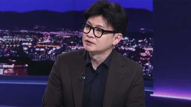 한동훈 전 국민의힘 대표가 지난해 12월3일 계엄 선포에 반대할 당시 착용했던 옷을 입고 지난 3일 TV조선과 인터뷰하고 있다. TV조선 갈무리