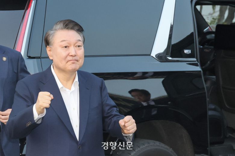 법원의 ‘구속 취소’ 결정에 석방된 윤석열 대통령이 지난 8일 오후 서울 용산구 한남동의 대통령 관저 인근에 도착해 경호 차량에서 내려 지지자들과 인사하고 있다. 이준헌 기자