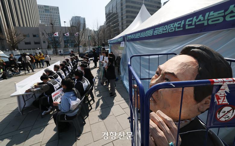 윤석열즉각퇴진·사회대개혁 비상행동 회원들이 21일 서울 광화문 서십자각 앞에서 ‘윤석열 즉각 파면 촉구 3차 긴급집중행동 선포 기자회견’을 하고 있다. 성동훈 기자