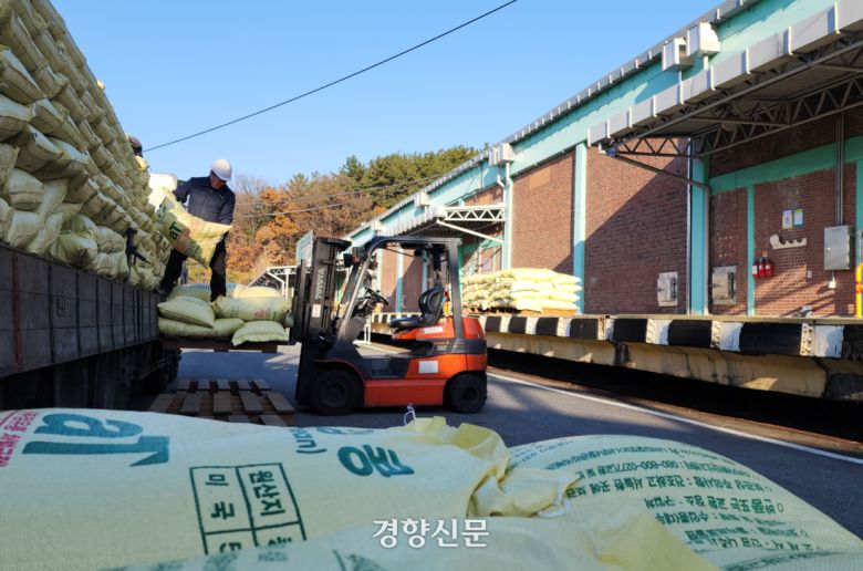 지난해 12월 4일 대전에 있는 한국농수산식품유통공사 회덕비축기지에서 운송업체 직원이 미국산 대두를 옮기고 있다. 이재덕 기자