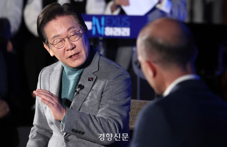 이재명 더불어민주당 대표가 22일 오후 서울 여의도 국회 사랑재에서 인문학 베스트셀러 <사피엔스>의 작가 유발 하라리와 대담을 하고 있다. 국회사진기자단