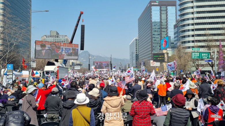 윤석열 대통령 지지자들이 22일 서울 종로구 광화문역 인근 집회에서 연단을 향해 환호하고 있다. 서현희 기자