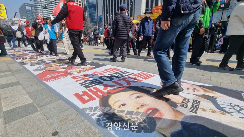 22일 서울 종로구 윤석열 대통령 탄핵 반대 집회에 마련된 ‘밟아밟아 배신자 존’에 윤 대통령 탄핵안에 찬성한 의원들의 얼굴과 이름이 새겨져 있다. 서현희 기자