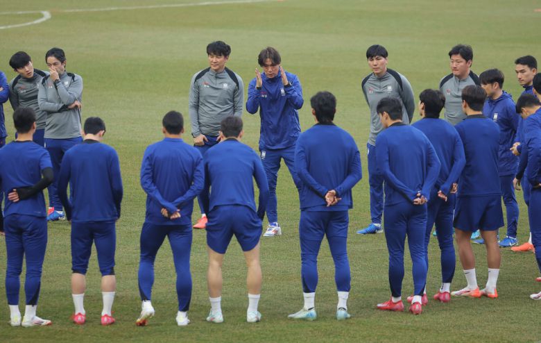 2026 북중미 월드컵 아시아 지역 3차 예선 요르단전을 하루 앞두고 홍명보 축구대표팀 감독이 24일 수원월드컵경기장에서 훈련 사항을 지시하고 있다. 연합뉴스