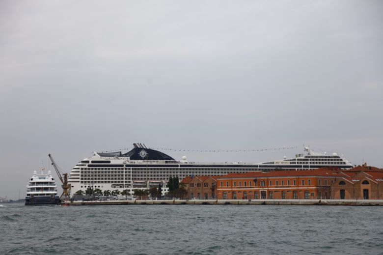 베니스 오버투어리즘의 주요 원인인 크루즈가 정박한 모습.  @JUHEE SHIN.