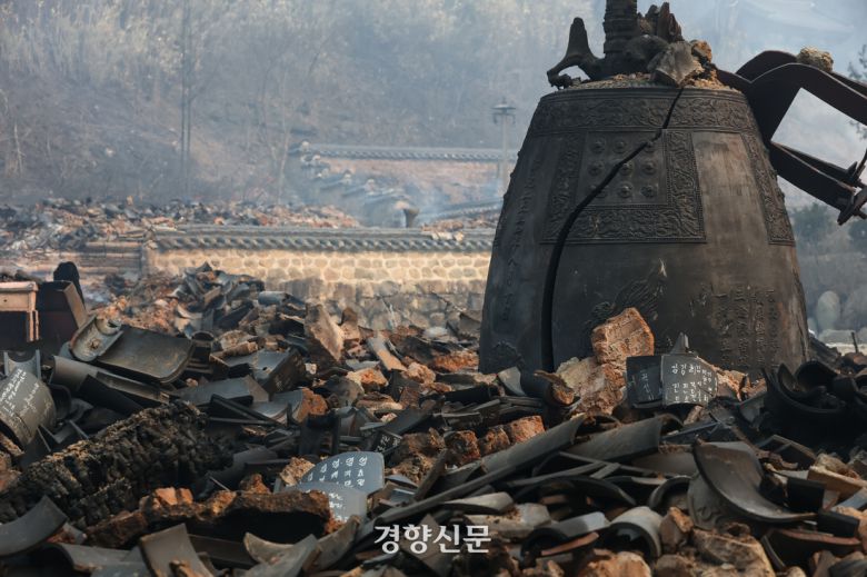 의성에서 발생한 대형산불이 닷새째 이어지고 있는 26일 경북 의성군 단촌면 등운산 자락에 있는 천년고찰 고운사 주요 건물이 화재로 소실돼 흔적만 남아 있다. 전날 오후 4시 50분께 시작된 화재로 보물인 연수전과 가운루, 연지암, 극락전, 등이 불탔다. 2025.3.36 의성 | 성동훈 기자