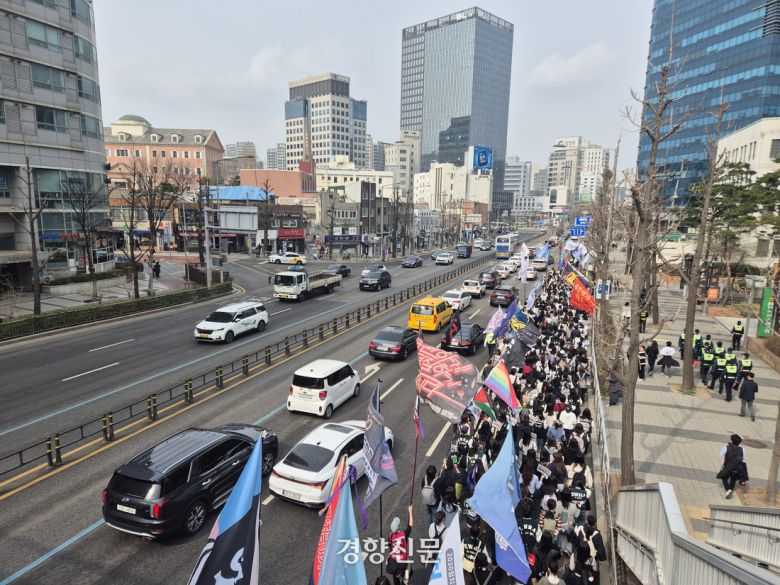 ‘윤석열즉각퇴진 사회대개혁 비상행동’(비상행동)이 27일 윤석열 대통령 탄핵을 촉구하며 서울 신촌역에서 광화문으로 행진하고 있다. 김태욱 기자