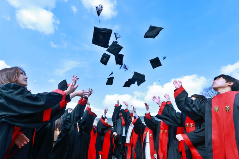 지난달 25일 서울 성북구 고려대학교에서 열린 제118회 학위수여식에서 졸업생들이 학사모를 던지며 기념촬영을 하고 있다. 연합뉴스