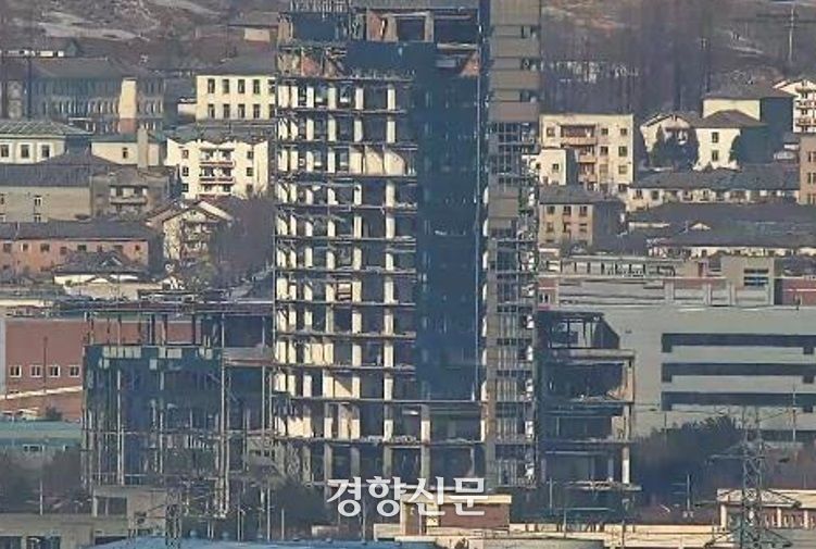 철거 된 개성공단 종합지원센터의 모습. 합동참모본부 제공