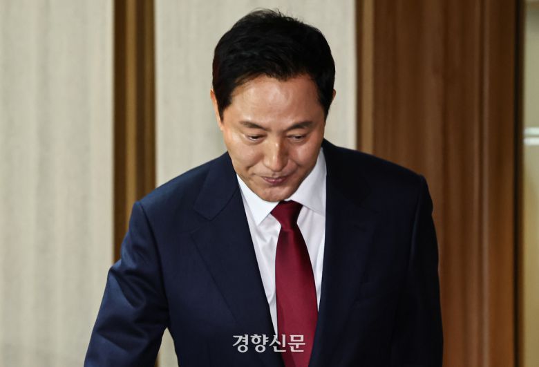 오세훈 서울시장이 20일 서울시청에서 금일 실시된 검찰 압수수색에 대해 입장을 밝힌 후 청사를 나서고 있다.문재원 기자