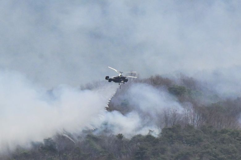 공군 CH-47 헬기가 경북 의성군 화재지역에 물을 뿌리고 있다. 공군 제공