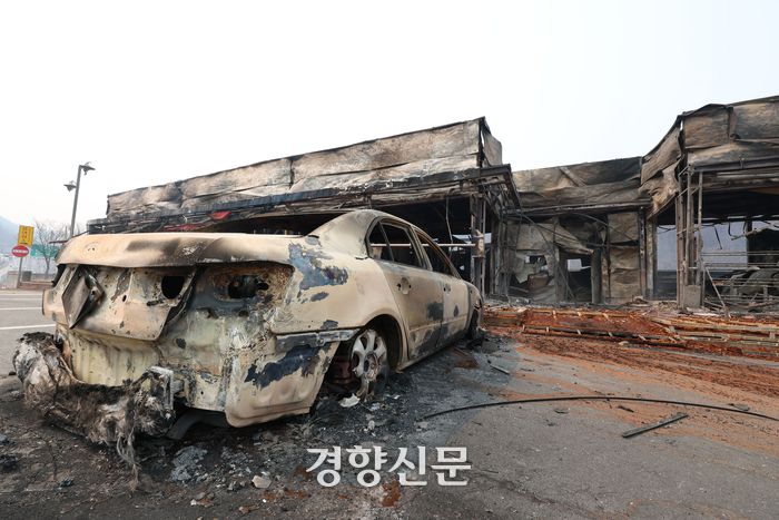 의성 산불이 경북 북부로 확산 중이던 지난 26일 경북 영덕군 영덕울진축산농협이 전소돼 있다. 한수빈 기자