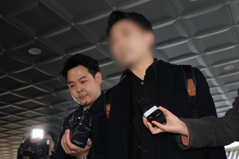 의사·의대생 온라인 커뮤니티 메디스태프 대표 기모씨가 지난해 3월 25일 조사를 받기 위해 서울 종로구 서울경찰청 자하문로별관 사이버수사과로 향하고 있다. 연합뉴스