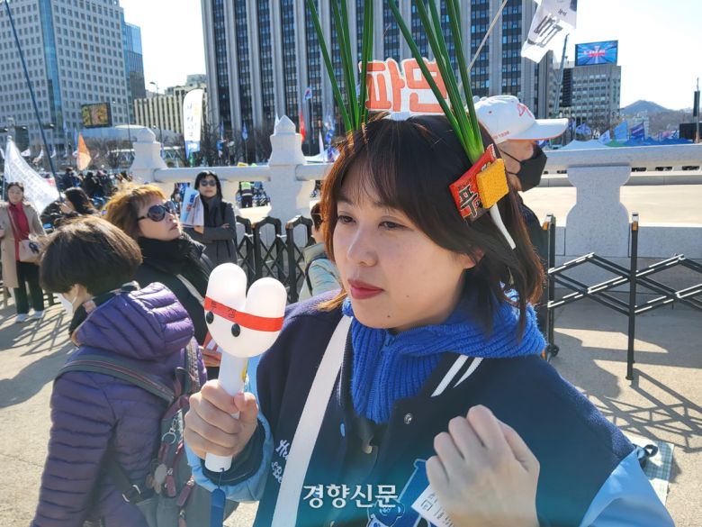 29일 서울 종로구 동십자각 앞에서 열린 윤석열 즉각퇴진·사회대개혁 17차 범시민대행진에 참석한 정예지씨(40)가 포즈를 취하고 있다. 김태욱 기자