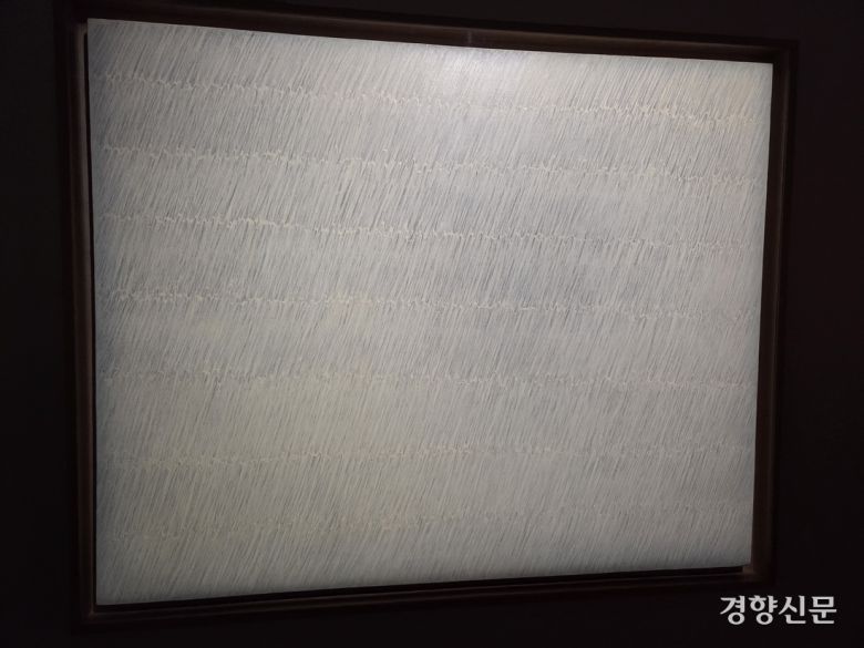 크리스티 아시아·태평양 본사 홍콩 더 헨더슨에 전시된 박서보의 ‘묘법 No.60-73’. 홍콩 | 윤승민 기자