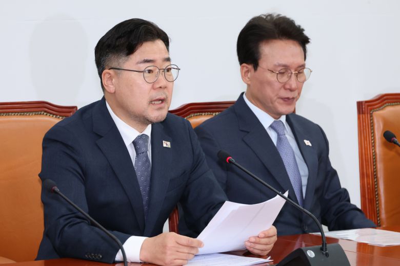 박찬대 더불어민주당 원내대표가 30일 국회에서 한덕수 대통령 권한대행 겸 국무총리에게 마은혁 헌법재판관 후보자를 임명할 것을 촉구하고 있다.  연합뉴스