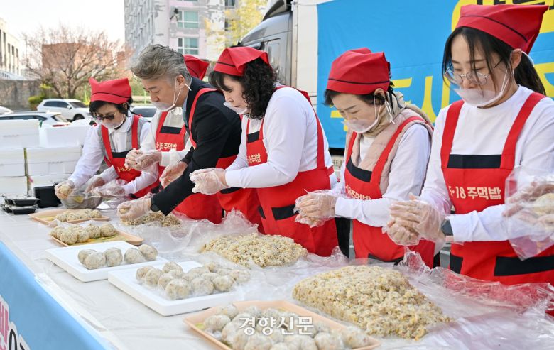 광주 서구 양동시장 상인들이 31일 산불로 큰 피해를 본 경북 영덕군에 보내기 위해 주먹밥을 만들고 있다. 광주 서구 제공.