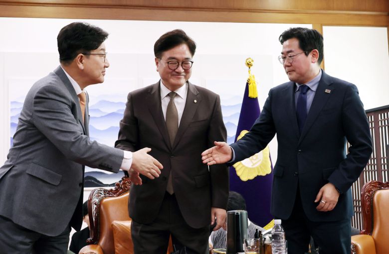 우원식 국회의장과 국민의힘 권성동 원내대표(왼쪽), 더불어민주당 박찬대 원내대표(오른쪽)가 지난 20일 서울 여의도 국회의장실에서 국민연금 개혁안에 합의한 뒤 악수하고 있다. 연합뉴스