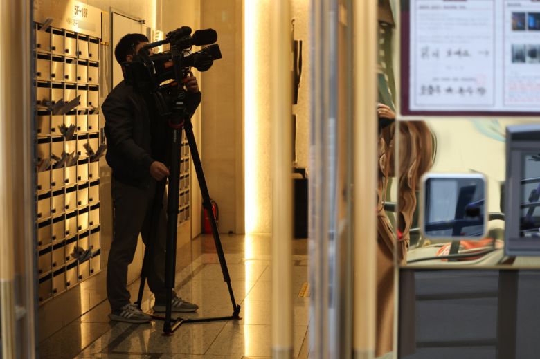 언론사 취재진이 1일 장제원 전 국민의힘 의원이 숨진 채 발견된 서울 강동구의 한 오피스텔 내부를 촬영하고 있다. 연합뉴스