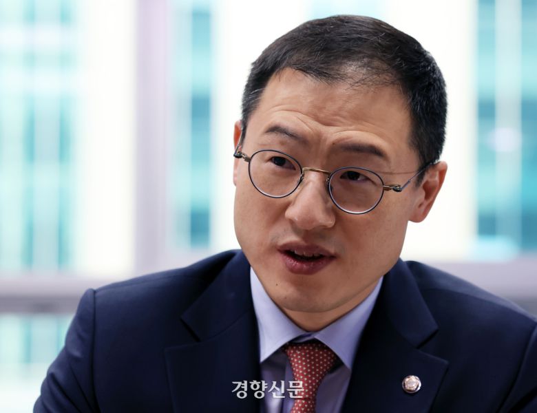 김상욱 국민의힘 의원이 2일 국회 의원회관에서 ‘탄핵선고’와 관련해 경향신문과 인터뷰를 하고 있다. 서성일 선임기자