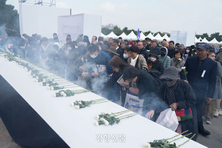 제77주년 4·3희생자 추념식이 3일 제주 4·3평화공원 위령제단·추념광장에서 희생자 유족과 도민, 정부 관계자 등 2만여 명이 참석한 가운데 거행됐다. 제주도 제공