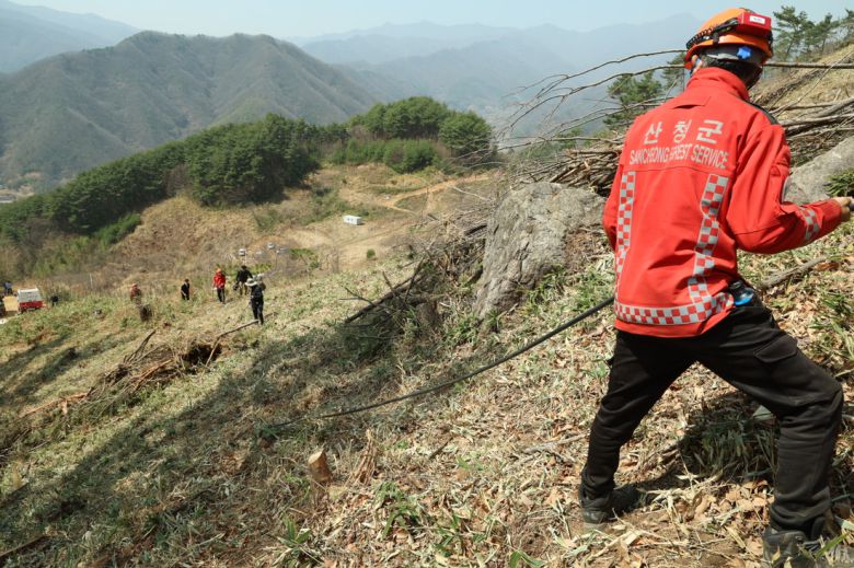지난달 26일 오후 경남 산청군 시천면 산불 현장에서 진화대원들이 방어선을 구축하고 있다. 2025.3.26 연합뉴스