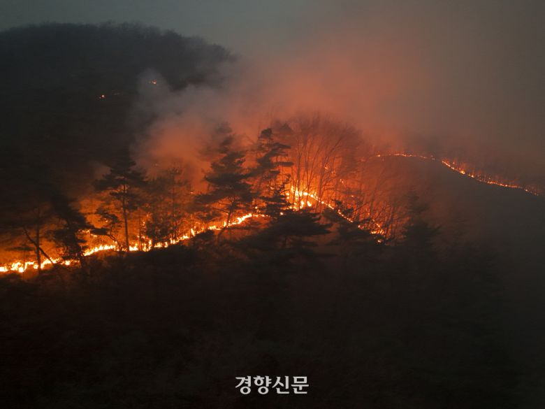 경북 의성군 산불 발생 이틀째인 지난달 23일 안평면에서 산불이 번지고 있다. 2025.03.23 문재원 기자