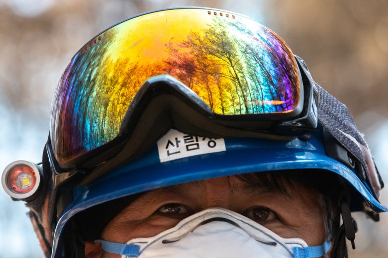 강원 지역의 산불재난특수진화대원이 지급받은 고글은 대원들의 요청으로 지급된 제품이지만 렌즈가 코팅된 탓에 야간에 잘 보이지 않는다. “불편해서 벗고 진화작업을 하다가 나뭇가지에 긁히기도 한다”고 대원은 전했다. 2023.07.06 강릉|성동훈 기자