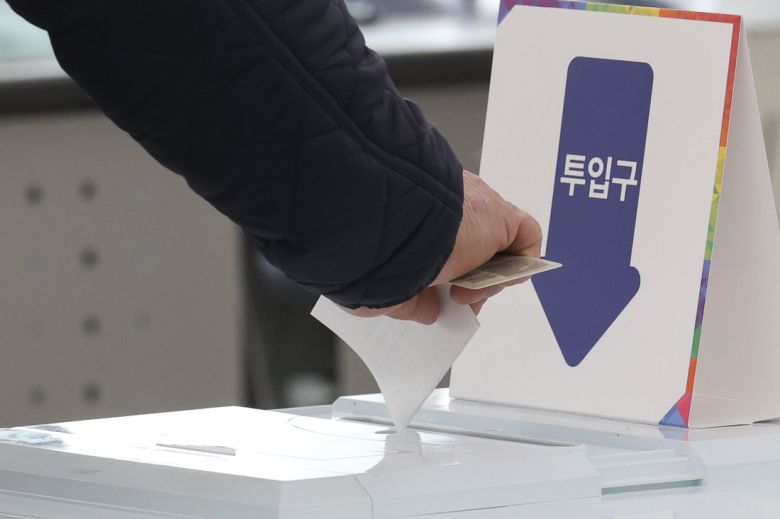 4·2 재보궐선거가 치러진 2일 서울 구로구 구로제4동 주민센터에서 한 시민이 투표함에 투표용지를 넣고 있다. 한수빈 기자