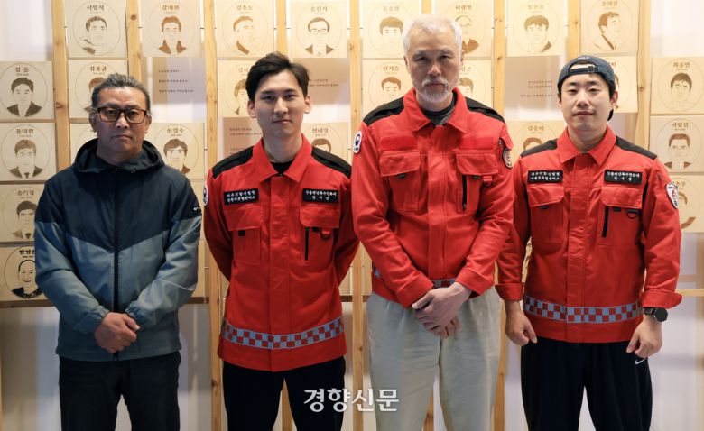 산림청 소속 산불특수진화대원과 지자체 소속 전 산불예방대원(왼쪽)이 2일 서울 강서구 공공운수노조에서 만나 최근 경북 의성과 경남 산청 등 산불진화 현장에 대한 고충을 토로했다. 왼쪽부터 방남철 전 산불전문예방진화대원, 정지성, 신현훈, 김우종 산불특수진화대원. 2025.04.02 서성일 선임기자