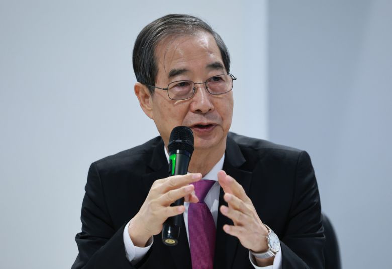 한덕수 대통령 권한대행 겸 국무총리가 3일 제주혁신성장센터에서 입주기업들과 간담회를 하고 있다. 연합뉴스