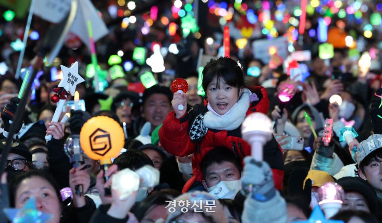 지난해 12월 14일 서울 여의도 국회 앞에서 열린 국민촛불대행진에 참석한 시민들이 대통령(윤석열) 탄핵소추안이 가결되자 응원봉을 흔들고 있다. 권도현 기자