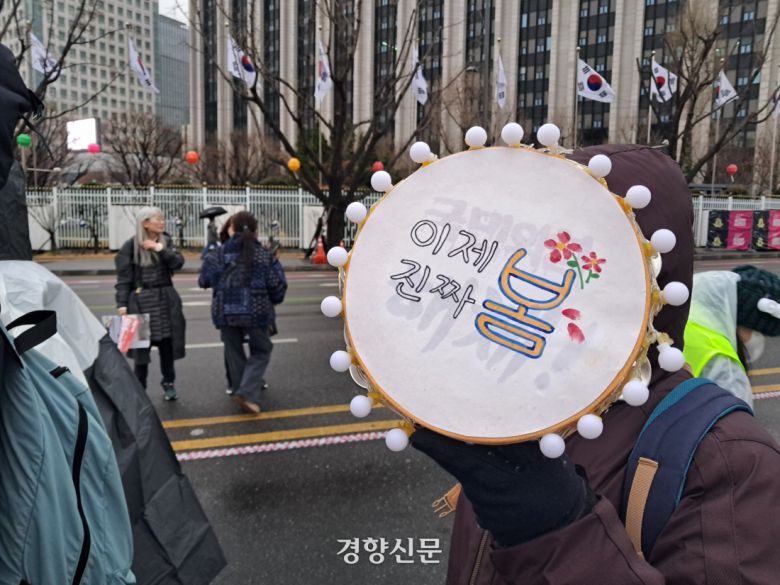 신모씨(50대)가 손수 제작한 탬버린을 들고 5일 오후 서울 광화문 동십자각에서 열린 ‘윤석열 즉각 퇴진 사회대개혁 범시민대행진’ 집회에 참가하고 있다. 박정연 기자