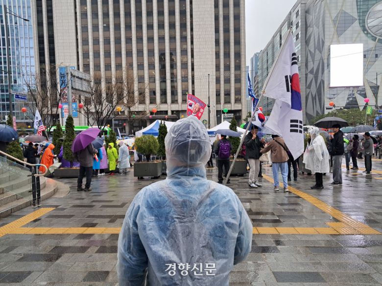 송일칠씨(82)가 5일 오후 서울 중구 서울도시건축전시관 인근에서 자유통일당 주최로 열린 ‘2025 4.5 국민저항권 광화문 국민대회’를 지켜보고 있다. 박정연 기자