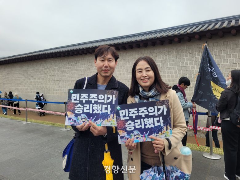 박미정씨(51·오른쪽)와 이호철씨(49)가 5일 비상행동 등이 주최한 ‘18차 범시민대행진’에 참여하고 있다. 백민정 기자