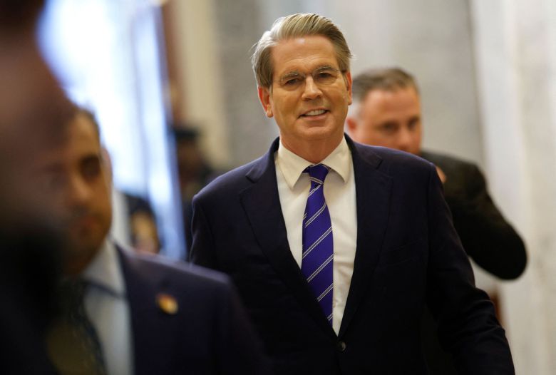 스콧 베센트 미국 재무장관이 지난 2일 미국 워싱턴 DC에서 미국 의회의사당으로 이동하고 있다. AFP연합뉴스