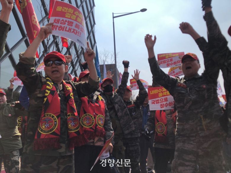 해병대예비역연대 회원들이 지난 4일 서울 용산구 한남동 탄핵 촉구 집회에서 윤석열 전 대통령 파면 소식을 듣고 만세를 부르고 있다. 박정연 기자
