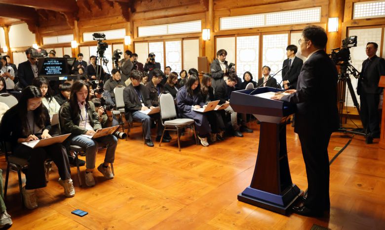 우원식 국회의장이 6일 국회에서 개헌 관련 기자회견을 하고 있다. 박민규 선임기자