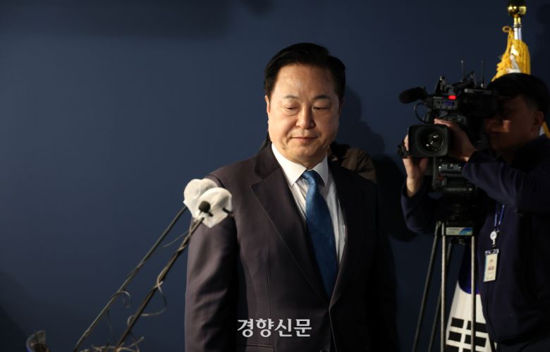 김두관 전 의원이 7일 서울  여의도 더불어민주당 중앙당사 당원존에서 열린 대선 출마를 선언 기자회견을 위해 이동하고 있다. 권도현 기자