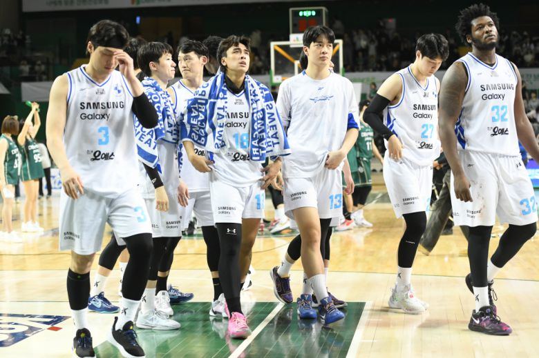 프로농구 서울 삼성 선수들이 패배한 뒤 아쉬워하고 있다. KBL 제공