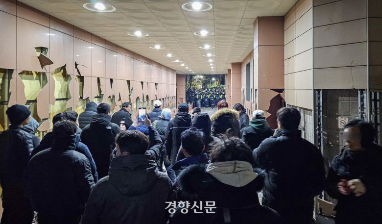 지난 1월 19일 새벽 윤석열 당시 대통령이 구속되자 지지자들이 서울서부지방법원에 침입해 난동을 부리다 경찰과 대치하고 있다. 이준헌 기자