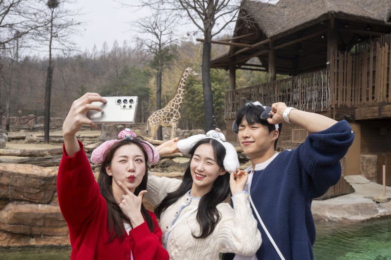 ‘리버 트레일 어드벤처(이하 리버 트레일)’ 이용자들은 사파리월드와 로스트밸리 사이 물윗길을 걸으며 사자, 기린, 코끼리 등 9종 30여 마리의 야생 동물들을 가까이서 생생하게 경험할 수 있다.