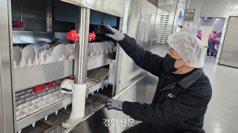 충북 청주시 청원구 내덕동 다회용기 공공세척센터에서 지난 7일 임호규 신진마스터 충북영업소 상무가 설거지 과정에 대해 설명하고 있다. 이삭 기자.
