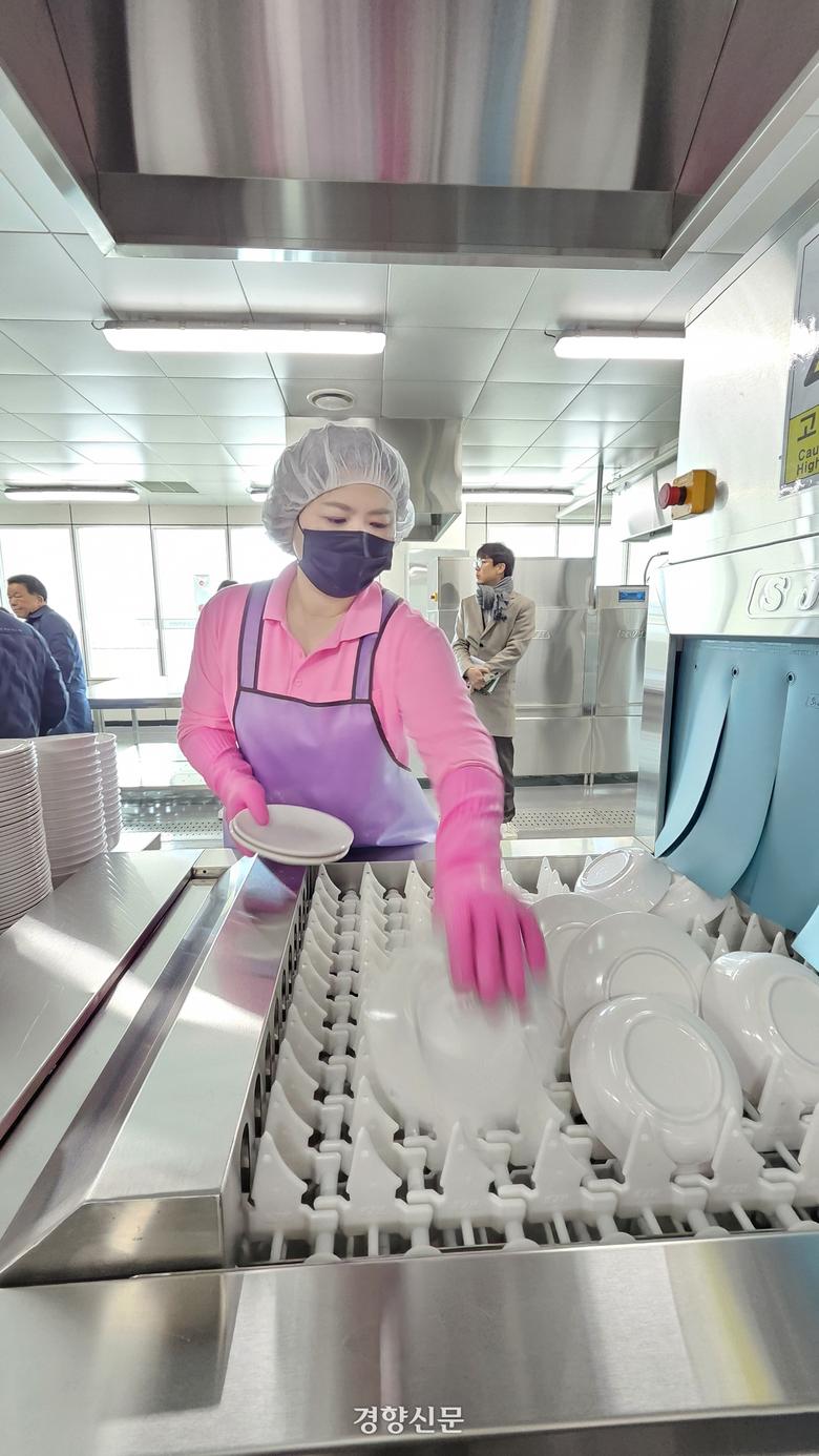 충북 청주시 청원구 내덕동 다회용기 공공세척센터에서 지난 7일 센터 직원이 설거지가 끝난 그릇을 정리하고 있다. 이삭 기자.