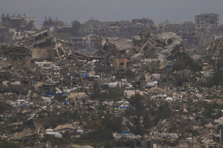 지난 1일(현지시간) 이스라엘 남부에서 바라본 가자지구 북부지역에 1년6개월에 걸친 전쟁으로 완전히 폐허가 돼 있다. AP연합뉴스