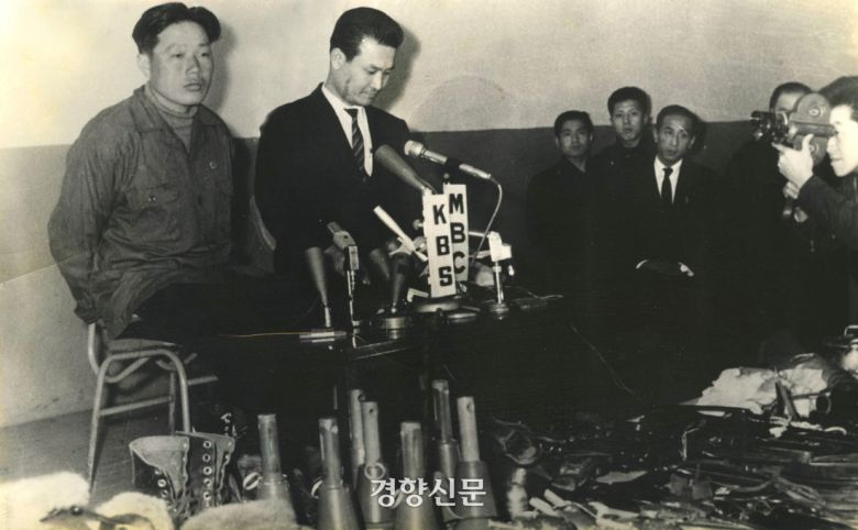 서울에 침입했다가 생포된 북한 무장공비 김신조 씨가 기자회견하고 있다.