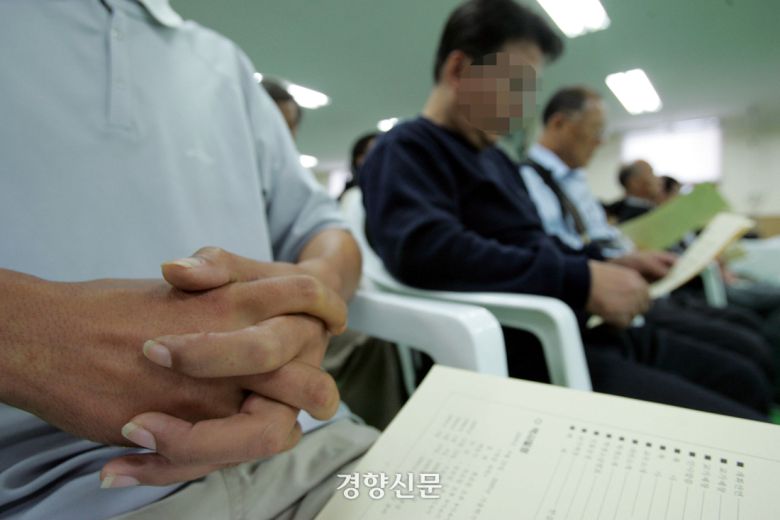 한국 최초 노숙인 인문학 강좌 ‘성프란시스대학 인문학과정’은 2005년 9월 21일 서울 노숙인 다시서기 지원센터에서 시작됐다. 사진은 입학식에 참석한 노숙인 등 참석자들이 교가를 부르는 모습. 경향신문 자료 사진