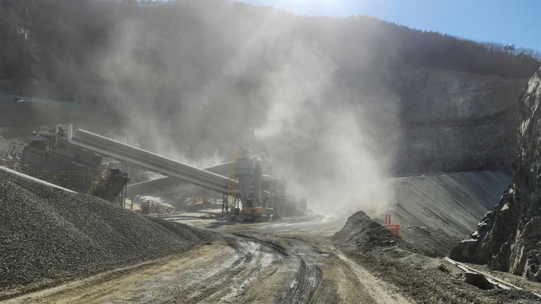 부산시는 골재 생산 과정에서 파쇄 및 선별시설을 설치·운영하면서 비산먼지를 다량 배출하는 사업장 등 미세먼지 불법 배출 사업장 27곳을 적발했다. 부산시 제공